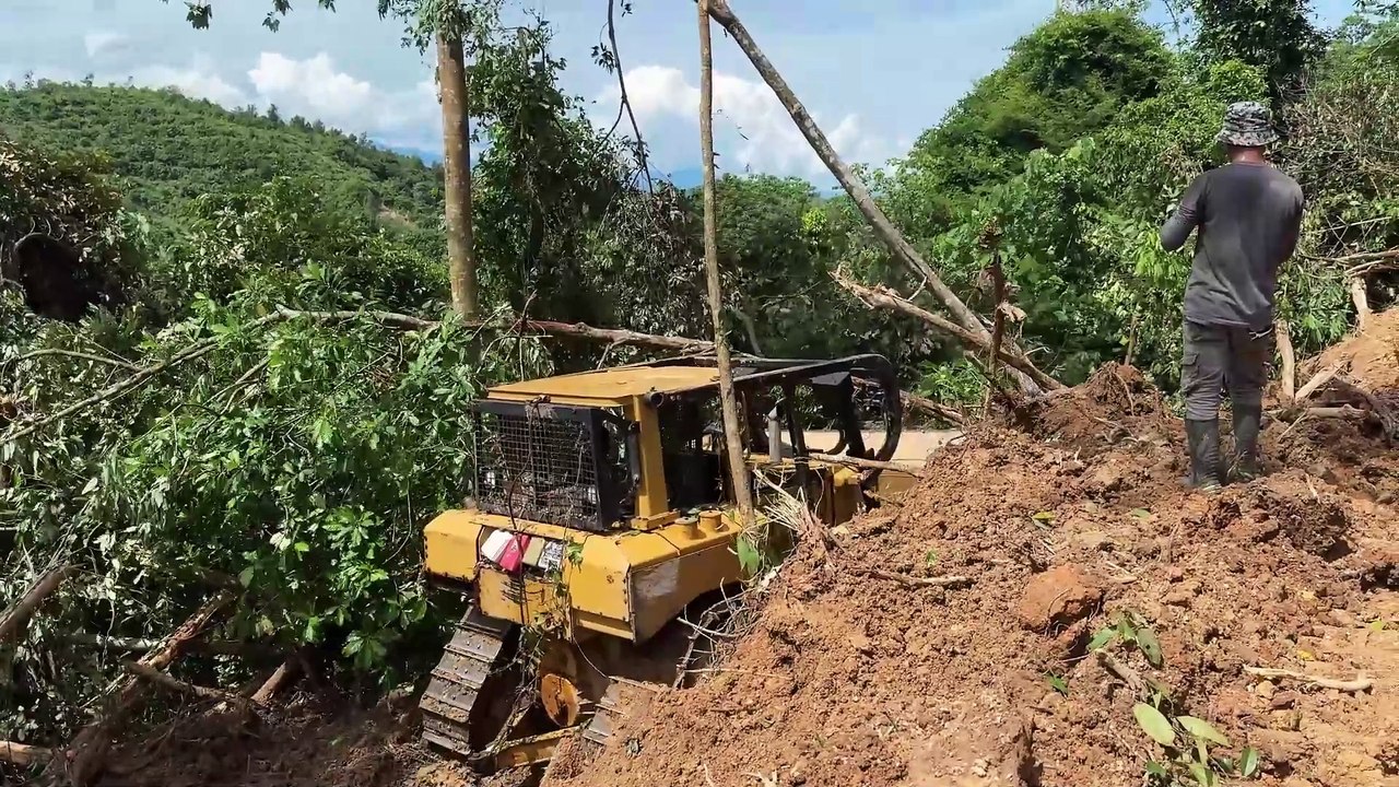 Steps to Open Palm Terraces in Plantations with Bulldozer D6R XL