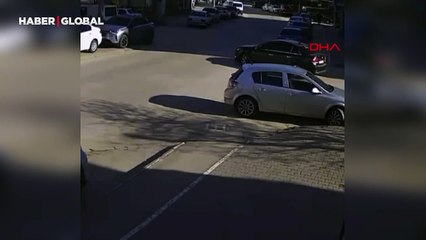 Motosiklet ile otomobilin çarpıştığı kaza kamerada