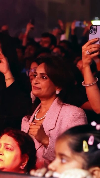 Shreya Ghoshal singing Mere Dholna 3.0 live in concert