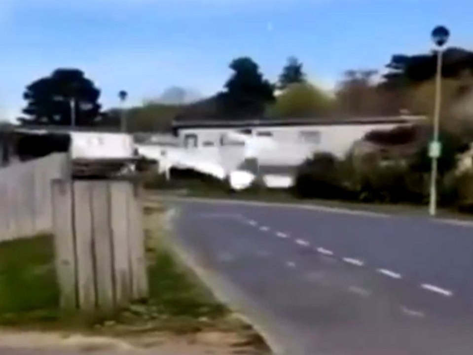 Flugzeug rammt Dach und knallt auf die Straße