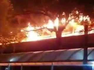 Klimaanlage explodiert: Feuer wütet in Universität