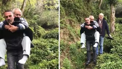 Muhtar, evine yol gitmeyen hasta köylüsünü sırtında taşıdı
