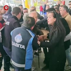 Çanakkale’nin Ezine ilçesinde Ekrem İmamoğlu’na imza toplamak için açılan stand kaldırılmak istendi.