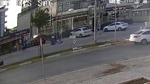 Sahipsiz köpeğin kovaladığı 10 yaşındaki çocuğa motosiklet böyle çarptı