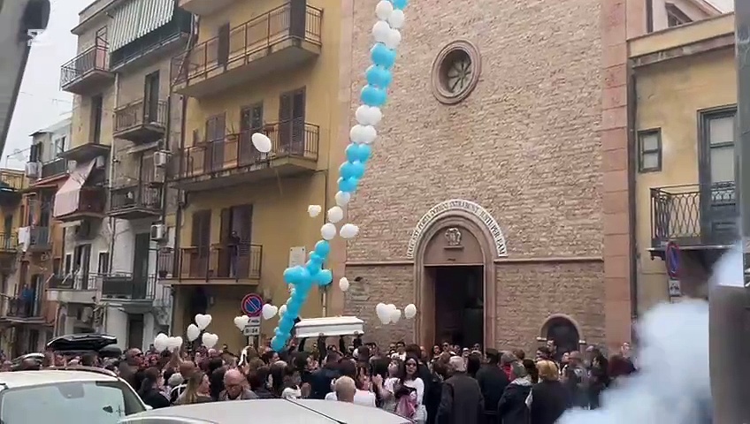 Video Lacrime, palloncini e botti per l'ultimo saluto al bimbo morto nello schianto in minimoto a Palermo