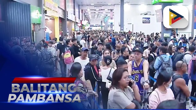 Mga pasahero sa Batangas Port, pabugso-bugso ang pagdating