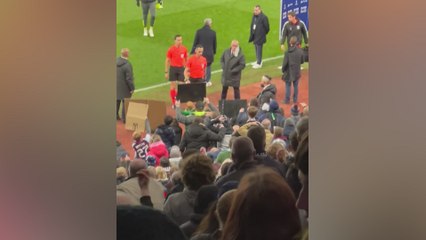 La afición del Aston Villa arroja una botella a Sánchez Martínez
