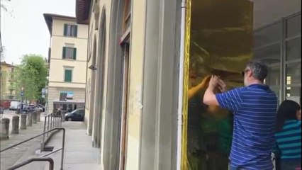 Le coperte termiche dei migranti nei portoni della scuola Villani di Firenze