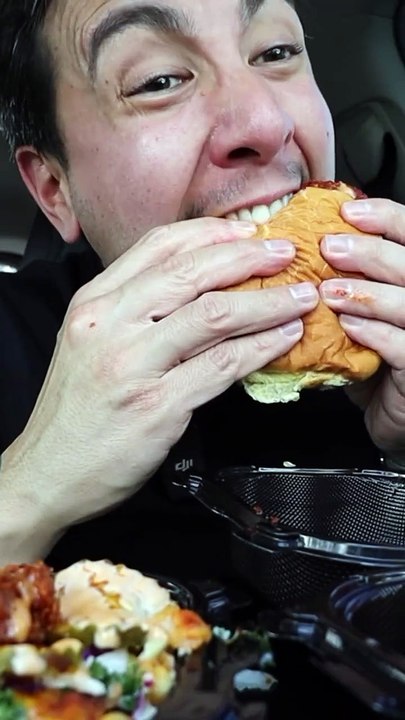 Follow for more ASMR videos🌮🍟 Credits: @vartanfresh #mukbang #asmr #fastfood #asmreating