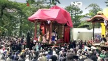 Des enfants passent sur scène au théâtre Kabuki lors d'un festival à l'ouest du Japon