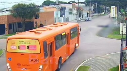 Motociclista tem dois dedos amputados após ser atingido por carro