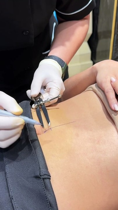 Gilded Curves: A Belly Piercing That Dazzles! #bellypiercing #navelpiercing #industrialpiercing