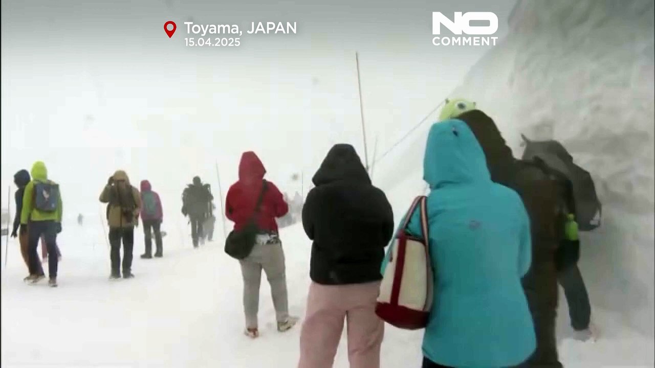 Un corridor de neige déblayé à travers une route de montagne dans le nord du Japon