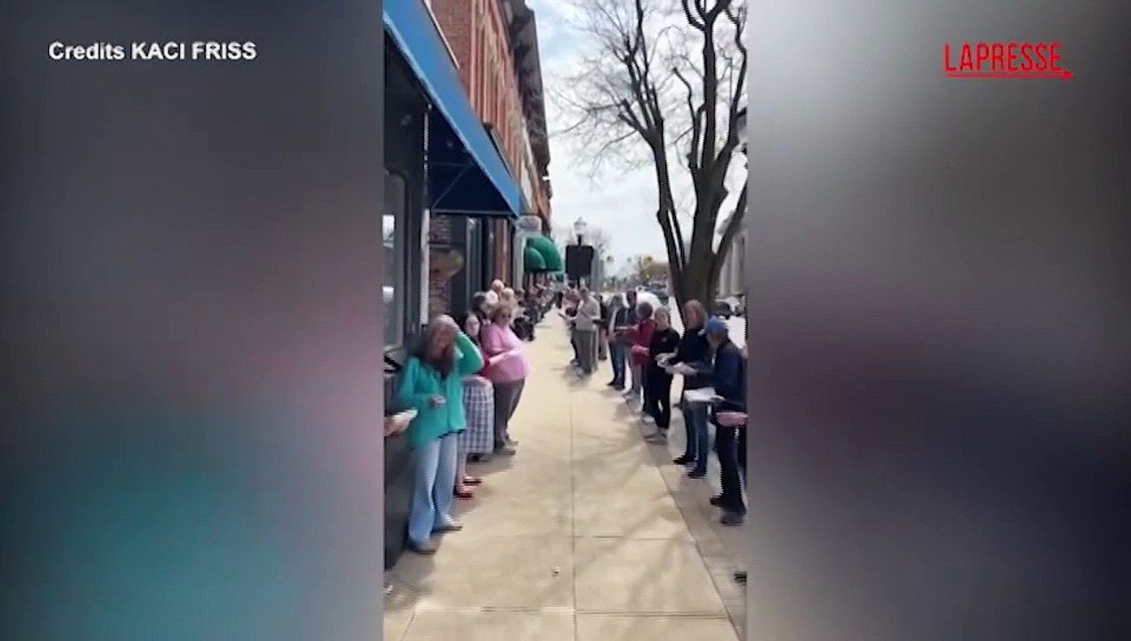 Michigan, 'la brigata del libro' a Chelsea: traslocano a mano oltre 9mila titoli