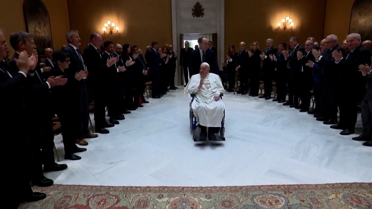 Incontro con lo staff del Gemelli, il Papa ringrazia la rettrice dell'Ateneo: «Quando comandano le donne, le cose vanno»