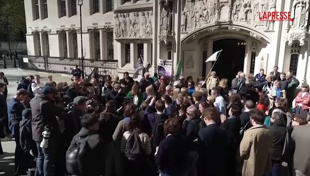 Regno Unito, movimenti femministi festeggiano fuori dalla Corte Suprema per le pari opportunit?