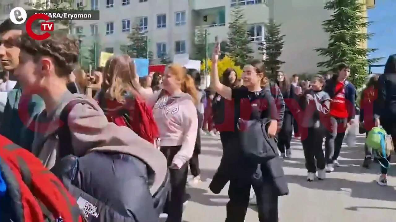 Ankara'da TOKİ-Şehit Oğuzhan Yaşar Anadolu Lisesi mezunları, öğrencileri ve velileri; öğretmenlerin haksız atamalarla başka okullara gönderilmesini protesto etti