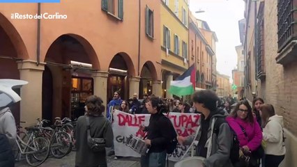 La sfilata degli studenti bolognesi nel centro di Bologna