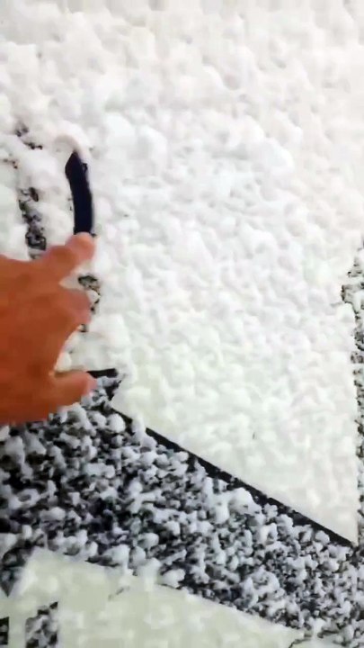 ثلوج في الطريق الوطني رقم 87 بين باتنة وثنية العابد على مستوى ثتية الرصاص الطريق يقع في سفوح جبل المحمل