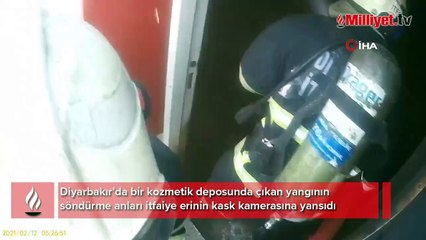 Diyarbakır'da fabrika deposundaki yangını söndürme anları kask kamerasına yansıdı