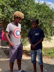 Mujer pone a su hermana a limpiar el reguero que hace su hija    El Haitiano Compale