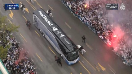 Llegada del autobús del Real Madrid al Santiago Bernabéu antes del partido frente al Arsenal