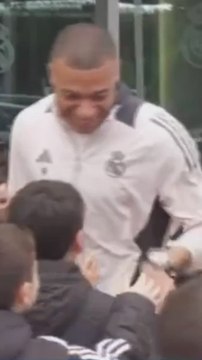 Mágico momento en Valdebebas: la reacción de los niños de La Fábrica cuando salió Mbappé