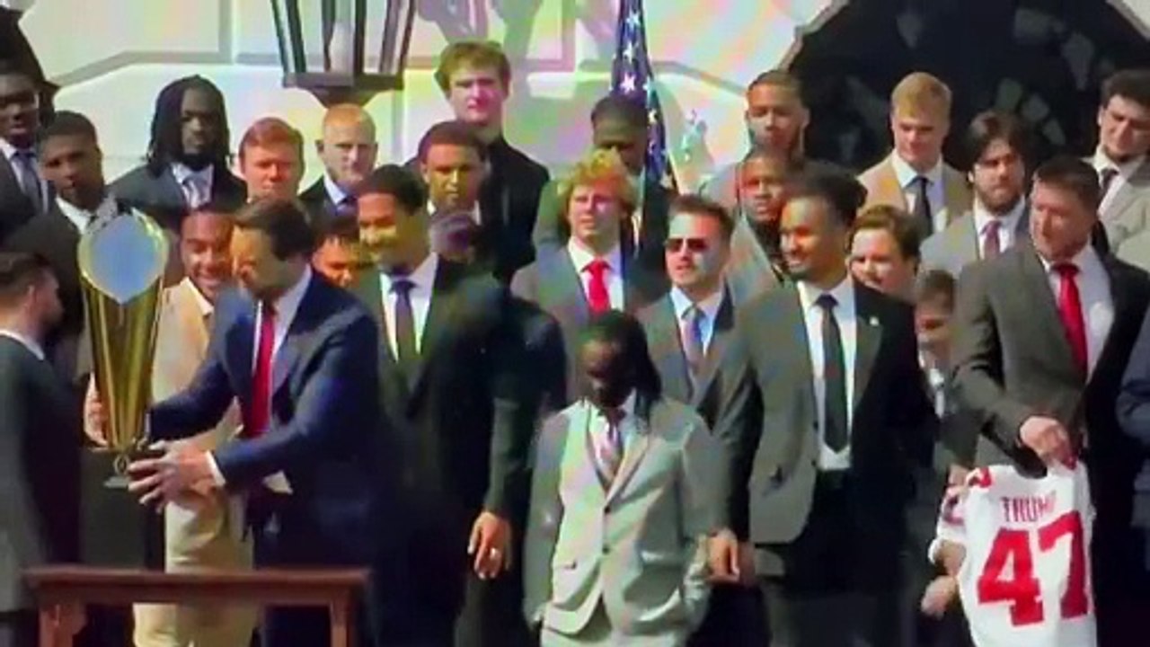 JD Vance casse le trophée d'une équipe de NFL... oups