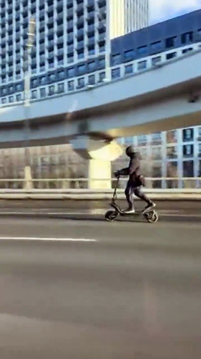 Ce gars en trottinette va à plus de 100kmh