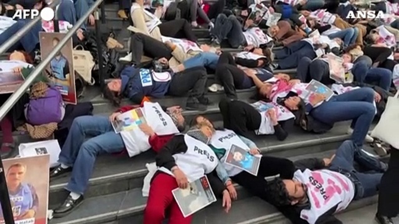 Parigi, la protesta contro la morte di quasi 200 giornalisti palestinesi a Gaza