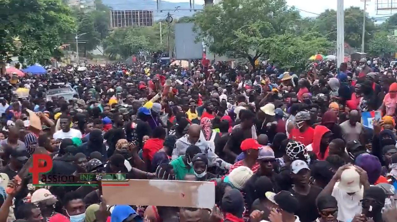 Cientos exigen a las autoridades de Haití responder a las crímenes de las bandas