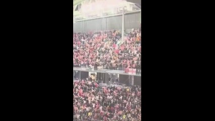 La afición del Arsenal se mofa del Madrid cantando la mítica canción: "Bella ciao..."