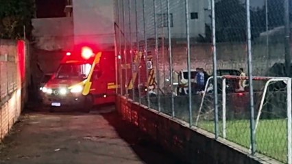 Jovem é socorrido pelo Siate após lesionar joelho durante jogo de futebol no São Cristóvão