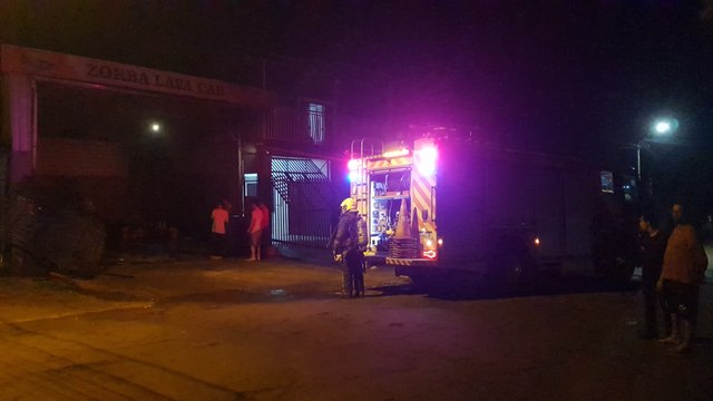 Veículo Strada pega fogo em lava-car no Bairro Brasília em Cascavel