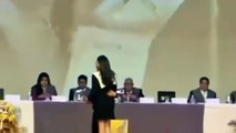 En medio de abucheos, Lidia Patty recoje su certificado de la carrera de Derecho