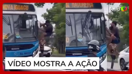 Homem invade ônibus pela janela, agride motorista e assume direção do veículo no RJ