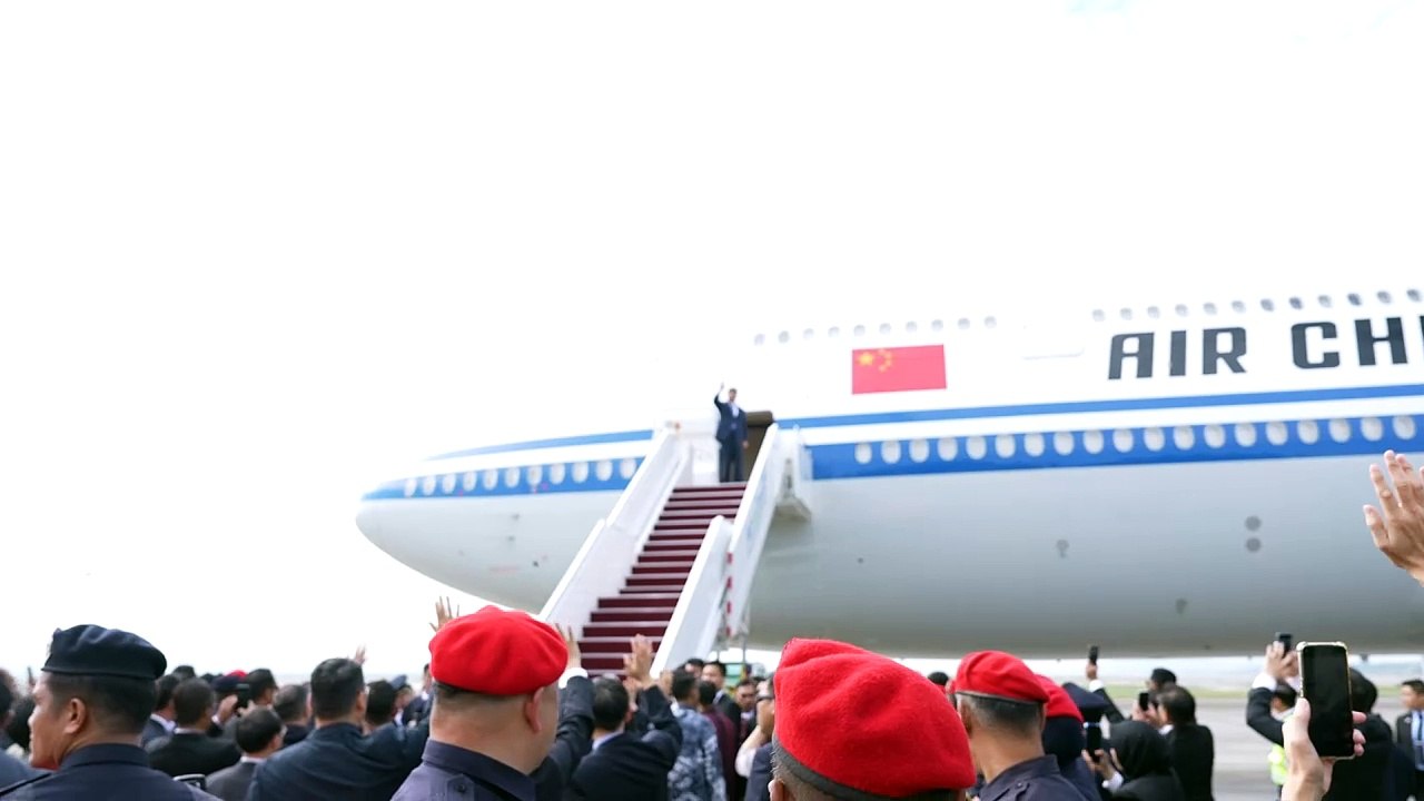 Chinese President Xi Jinping waves farewell as he departs Malaysia after a three-day state visit