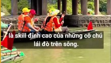 Cô lái đò vừa lái bằng chân vừa chụp hình cho khách