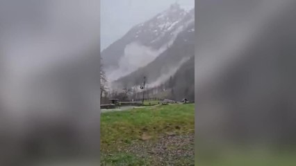 Maltempo in Valsesia, l'impressionante massa di fango e detriti che precipita dalla montagna