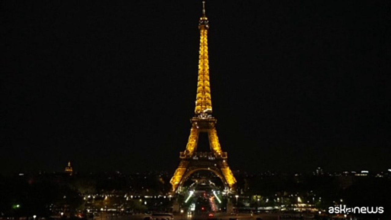 La Tour Eiffel si illumina per la pace in Medio Oriente