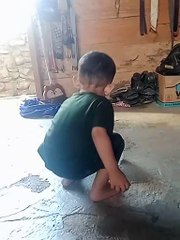 Anak kecil sedang bermain