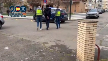 La Policía Nacional detiene en Zaragoza a dos jóvenes por robar en varios bares: rompían el cristal con una tapa de alcantarilla