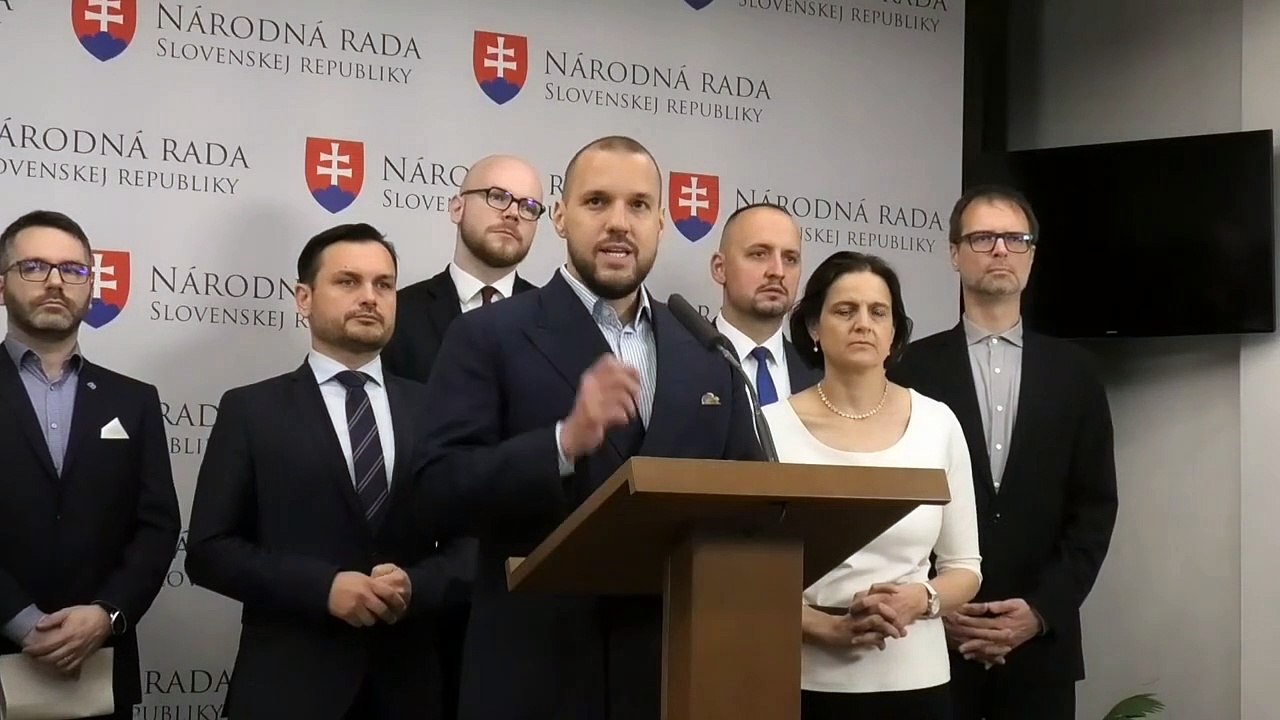 ZÁZNAM: Opozícia vyzýva Šaška napraviť chyby v zákone o psychologickej činnosti