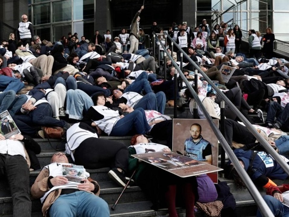 Hunderte Journalisten protestieren liegend in Paris