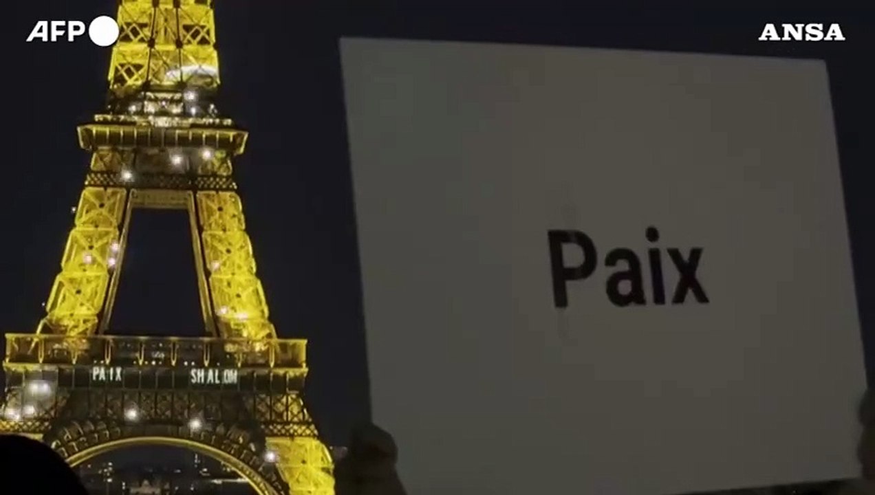 La Tour Eiffel si illumina per la pace in Medio Oriente
