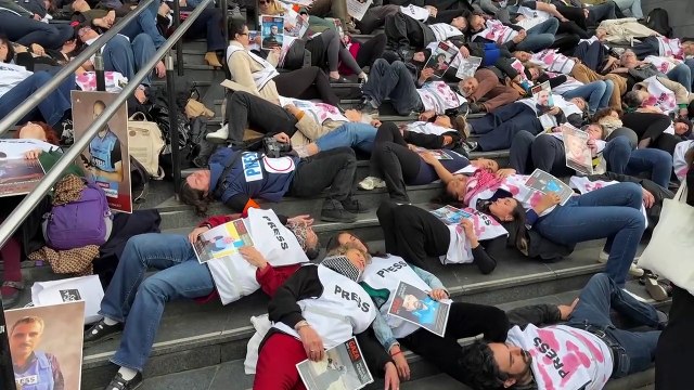 مئات المتظاهرين في فرنسا احتجاجا على مقتل صحافيين في غزة