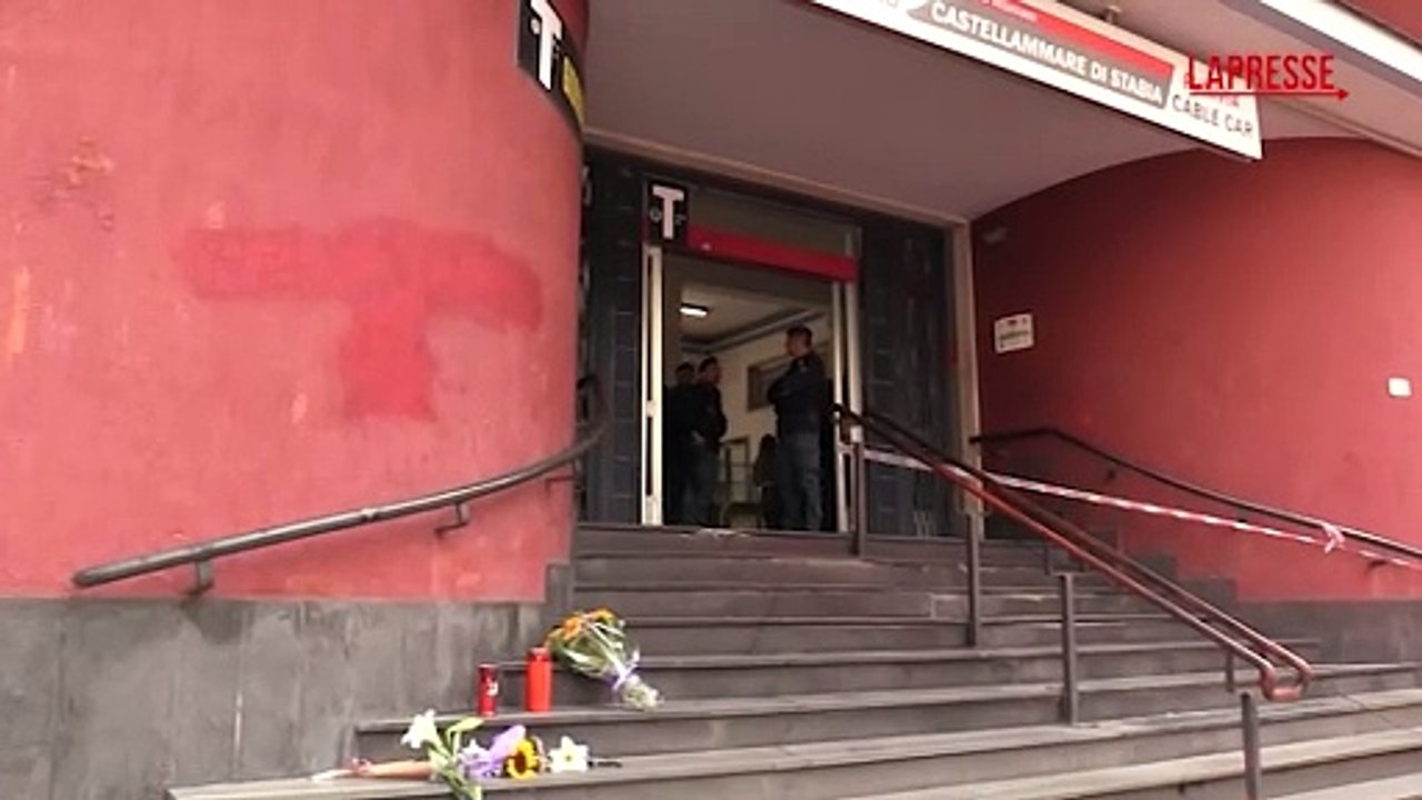 Funivia Faito, fiori e messaggi per le vittime all'esterno della stazione