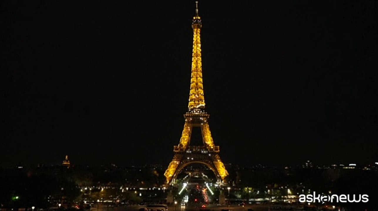 La Tour Eiffel si illumina per la pace in Medio Oriente