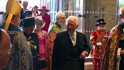 Jolly King hands out purses of Maundy Money coins