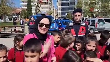 Yalova'da Sokak Kedilerini Harçlıklarıyla Besliyorlar